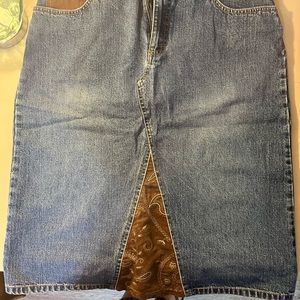 Jean skirt with brown accents